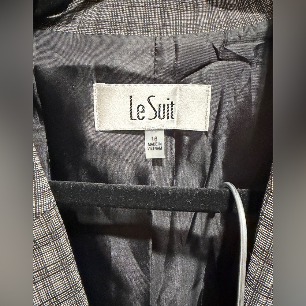 Le Suit Women's Blazer and pants. Jacket- Gray/Black Plaid and Black pants. - Picture 2 of 10